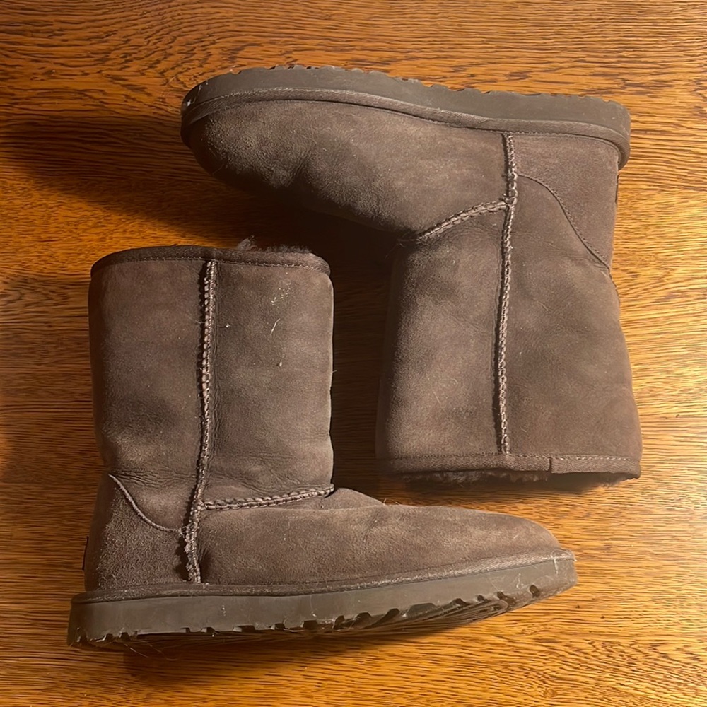 THE brown mini ugg boot. Like new condition, no signs of wear. Size 8.